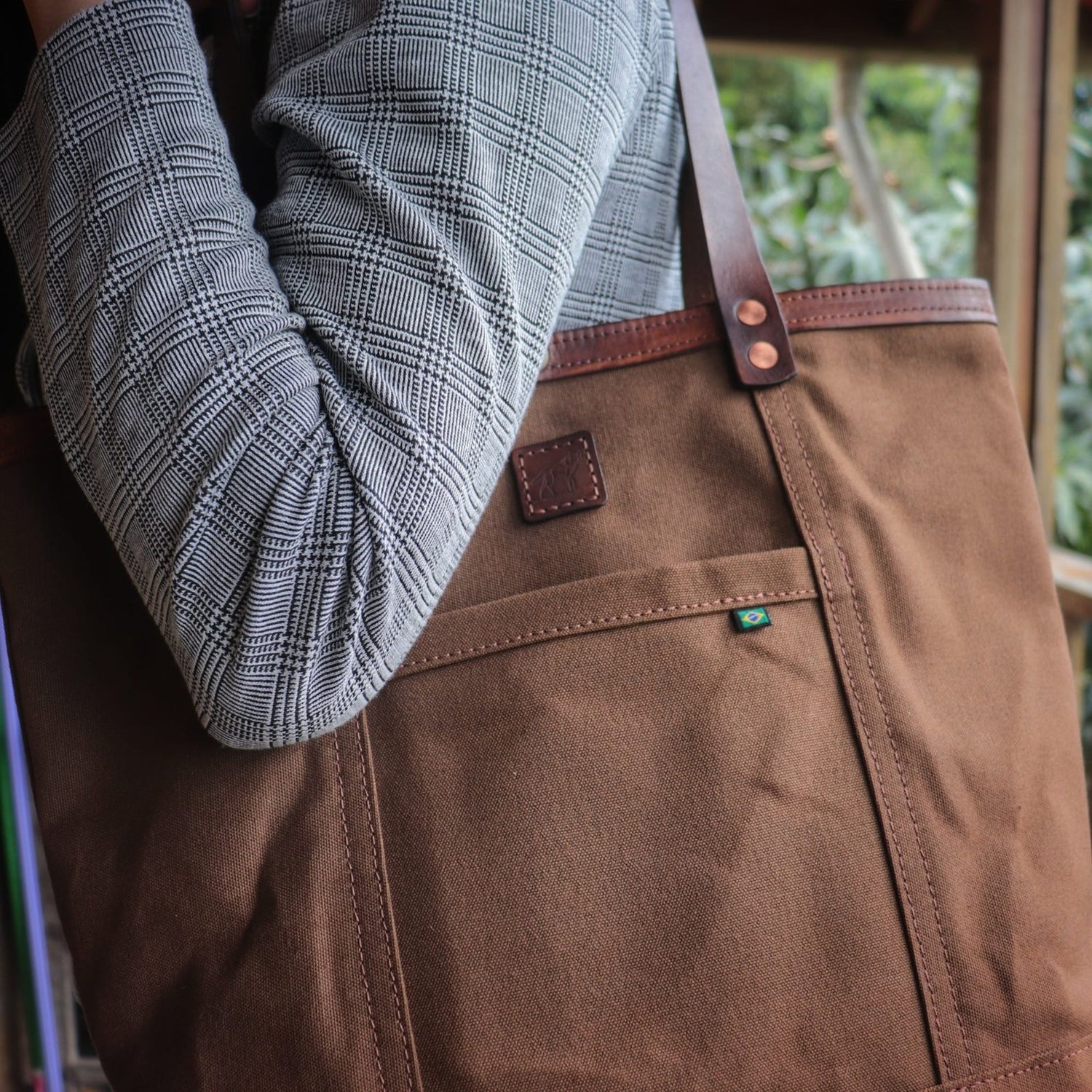 Bolsa Tote Marrom em lona encerada e couro, vista lateral – DANTE Capelli