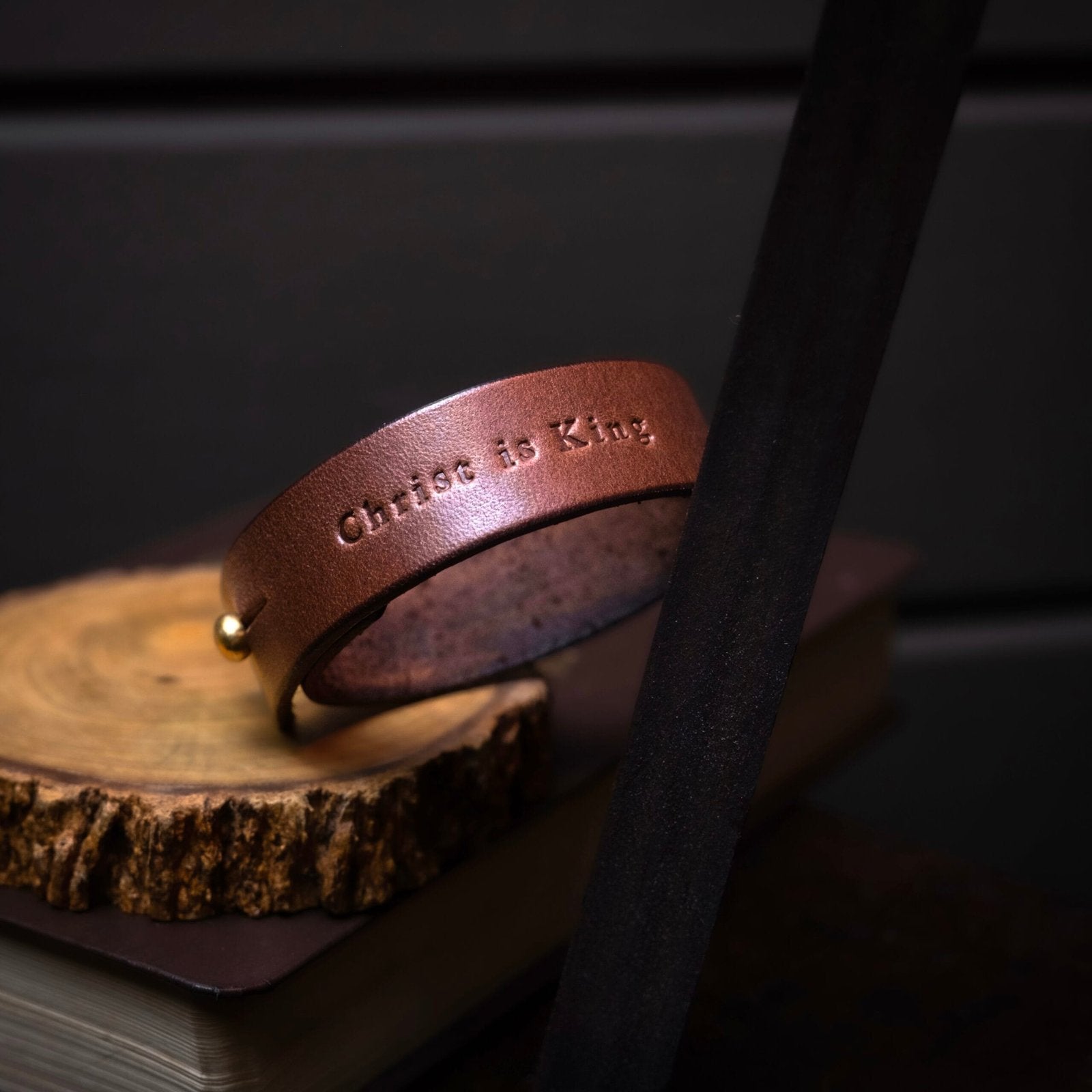 Bracelete de Couro Preto, em uso – DANTE Capelli