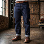 Calça Jeans Selvedge Ukon em denim cru, styling lifestyle – DANTE Capelli