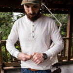 Detalhe dos botões naturais de coco da Camisa Colt Henley – DANTE Capelli
