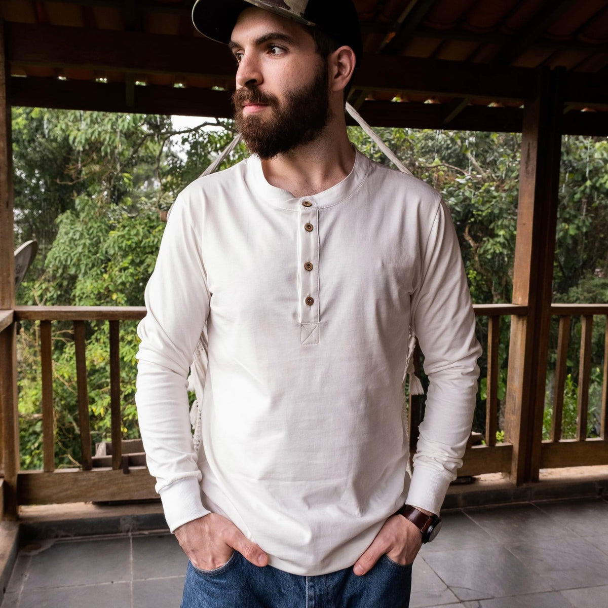 Camisa Colt Henley Manga Longa em algodão premium, em uso – DANTE Capelli