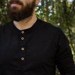 Detalhe dos botões naturais de coco da Camisa Henley Preta – DANTE Capelli