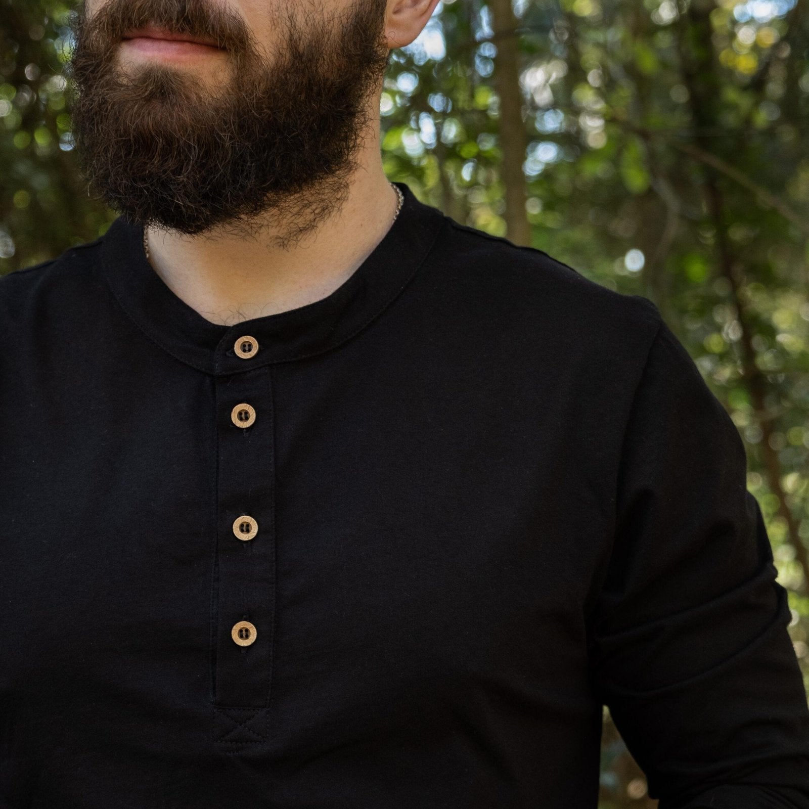 Detalhe dos botões naturais de coco da Camisa Henley Preta – DANTE Capelli