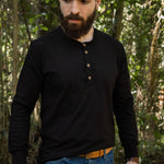 Detalhe do tecido acamurçado da Camisa Henley Manga Longa Preta – DANTE Capelli