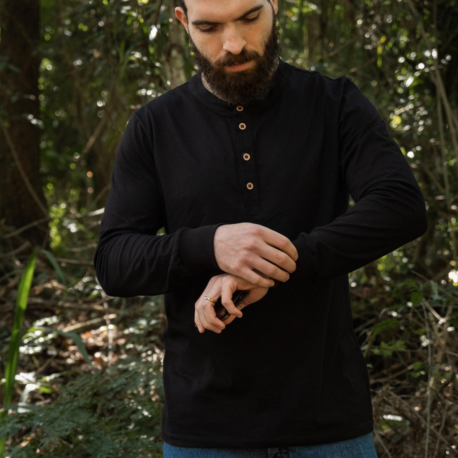 Camisa Colt Henley Manga Longa Preta em algodão premium, verso – DANTE Capelli