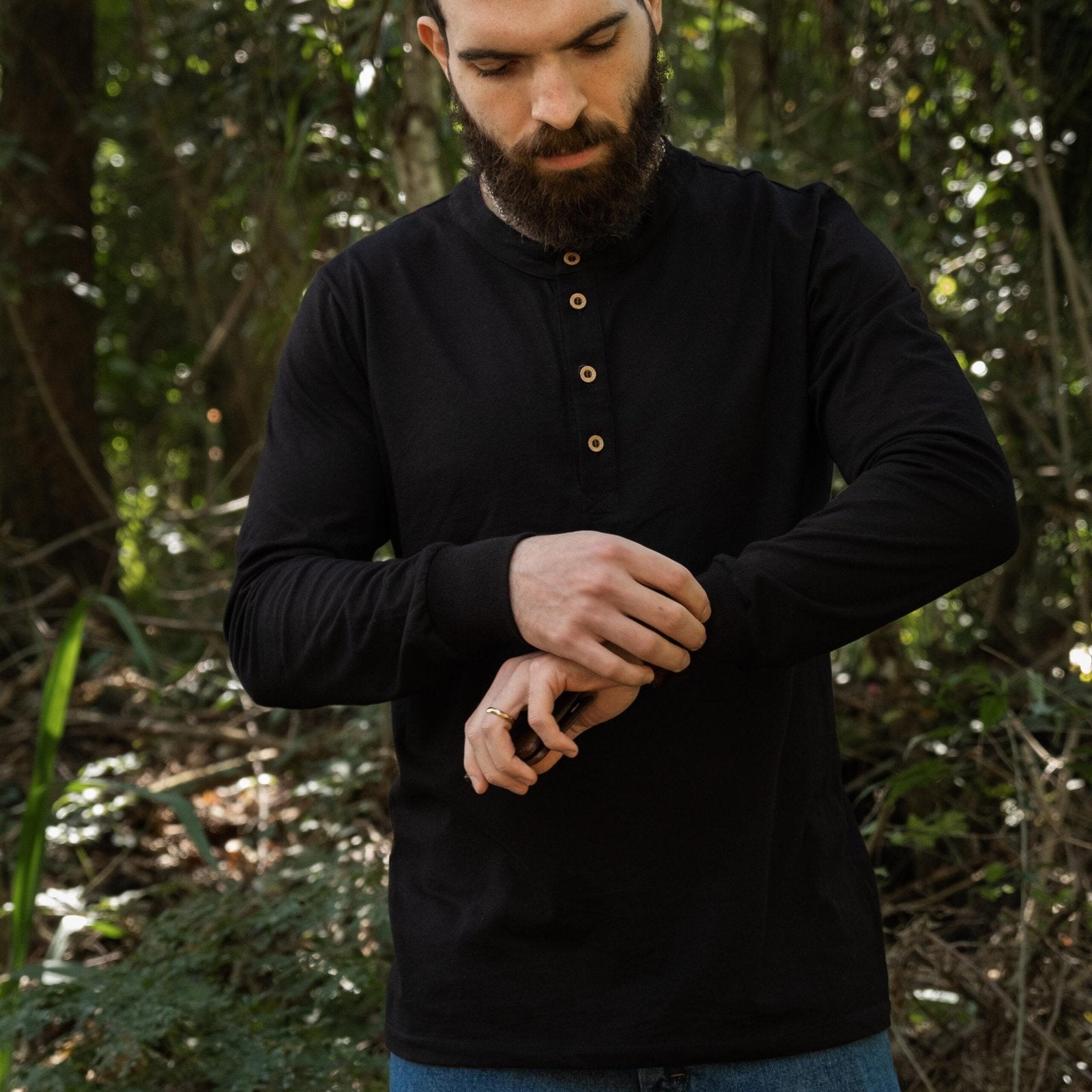 Camisa Colt Henley Manga Longa Preta em algodão premium, verso – DANTE Capelli