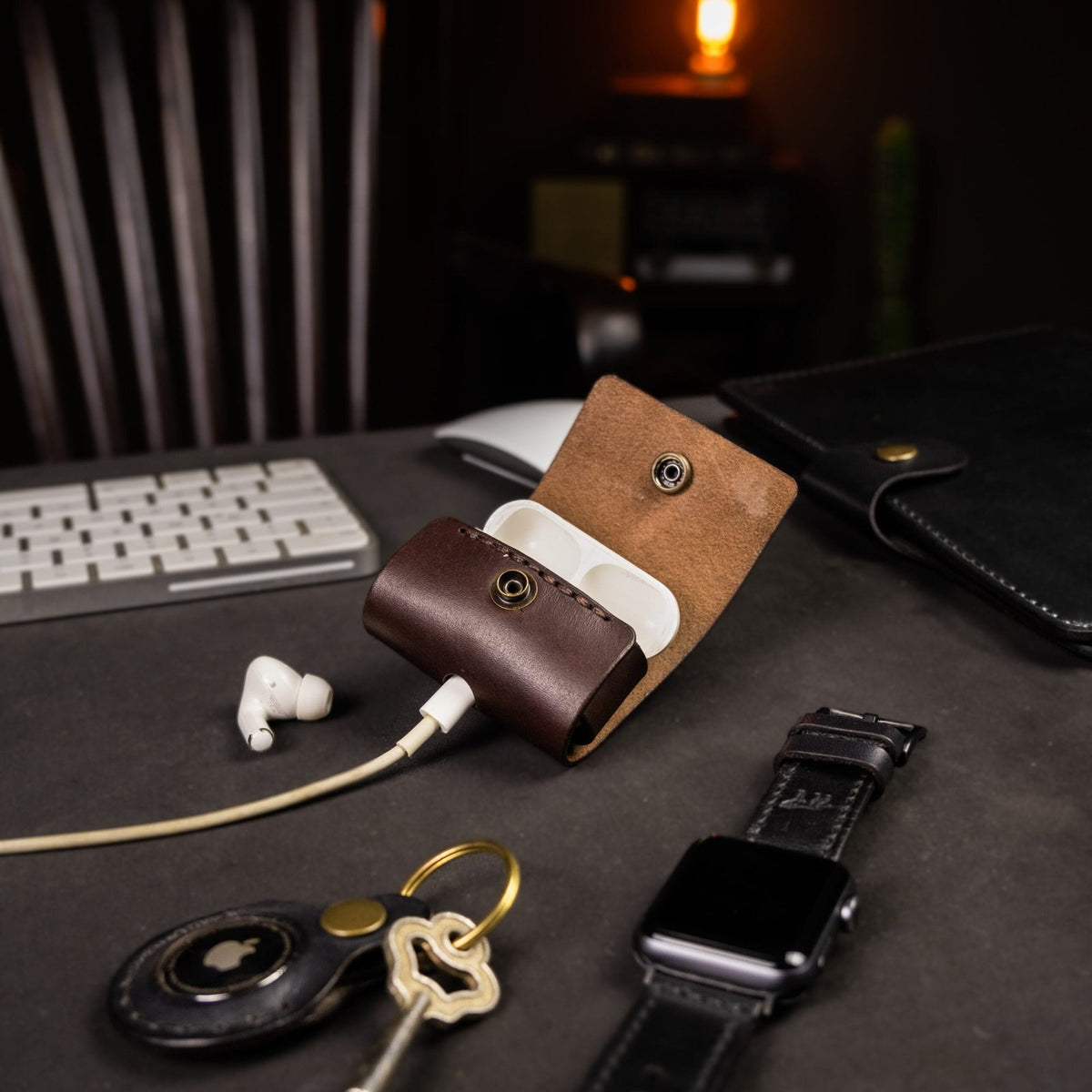 Capa de Couro AirPods Marrom, detalhe do mosquete – DANTE Capelli