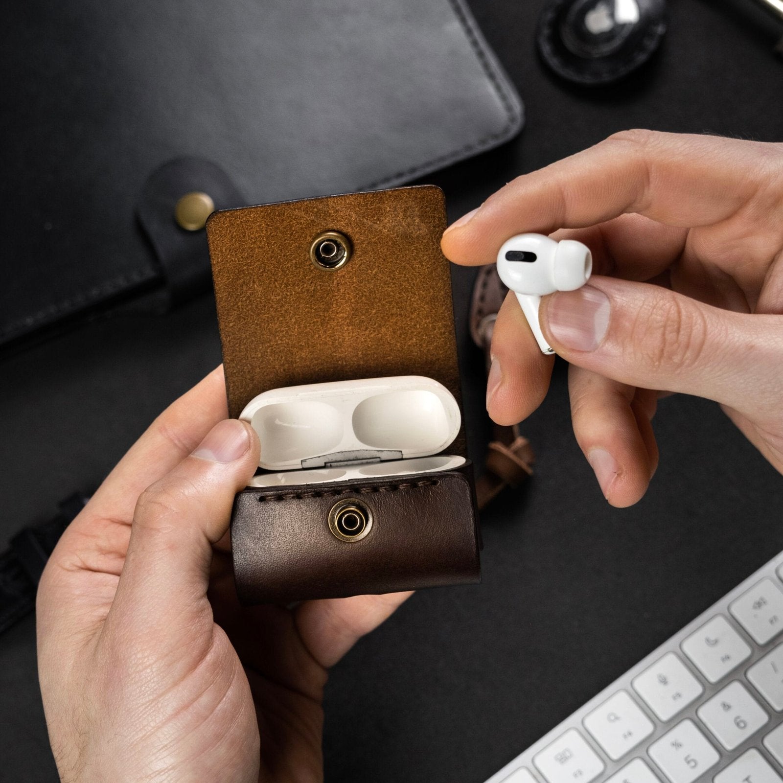 Capa de Couro AirPods Marrom, vista lateral – DANTE Capelli