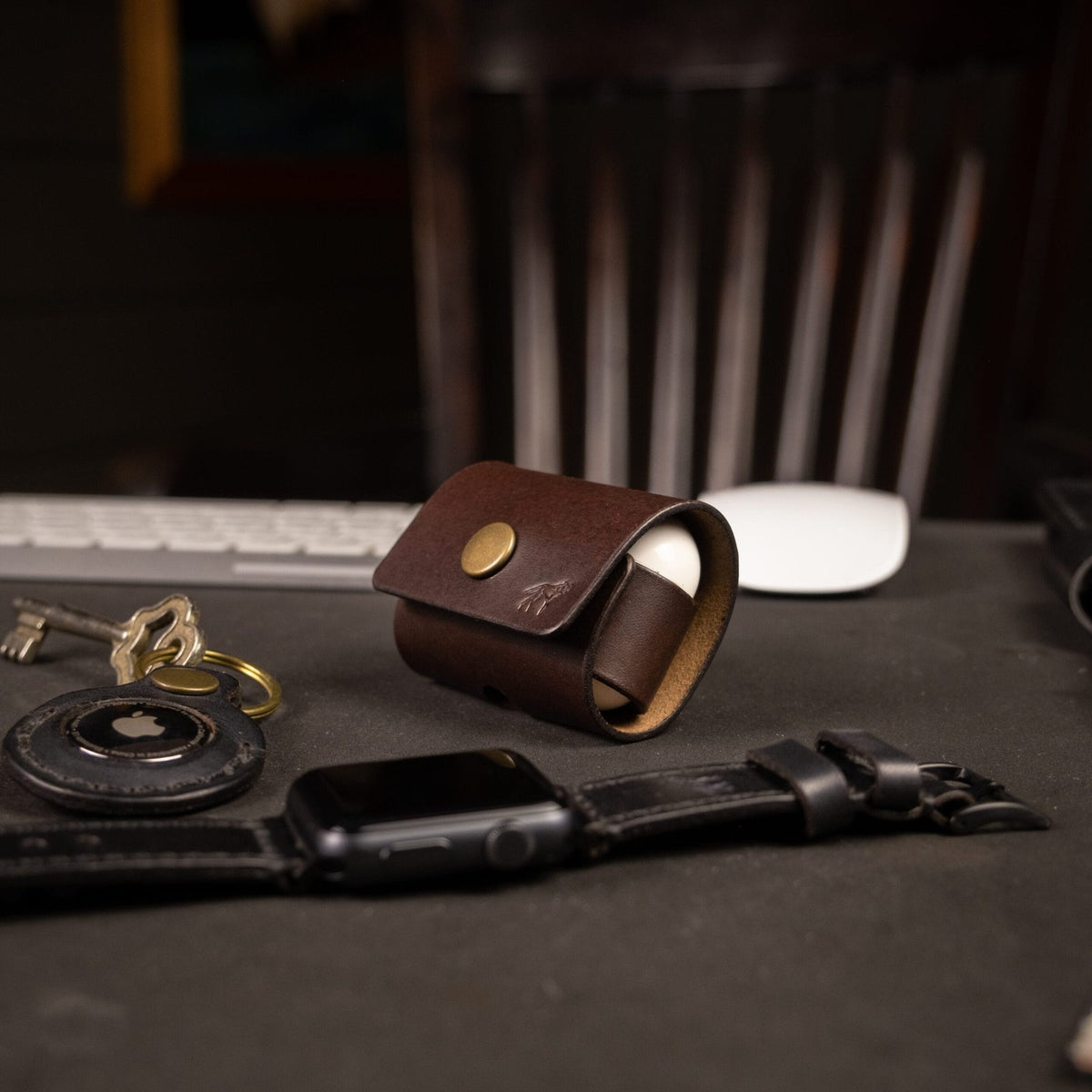 Capa de Couro AirPods Marrom, still sobre superfície neutra – DANTE Capelli