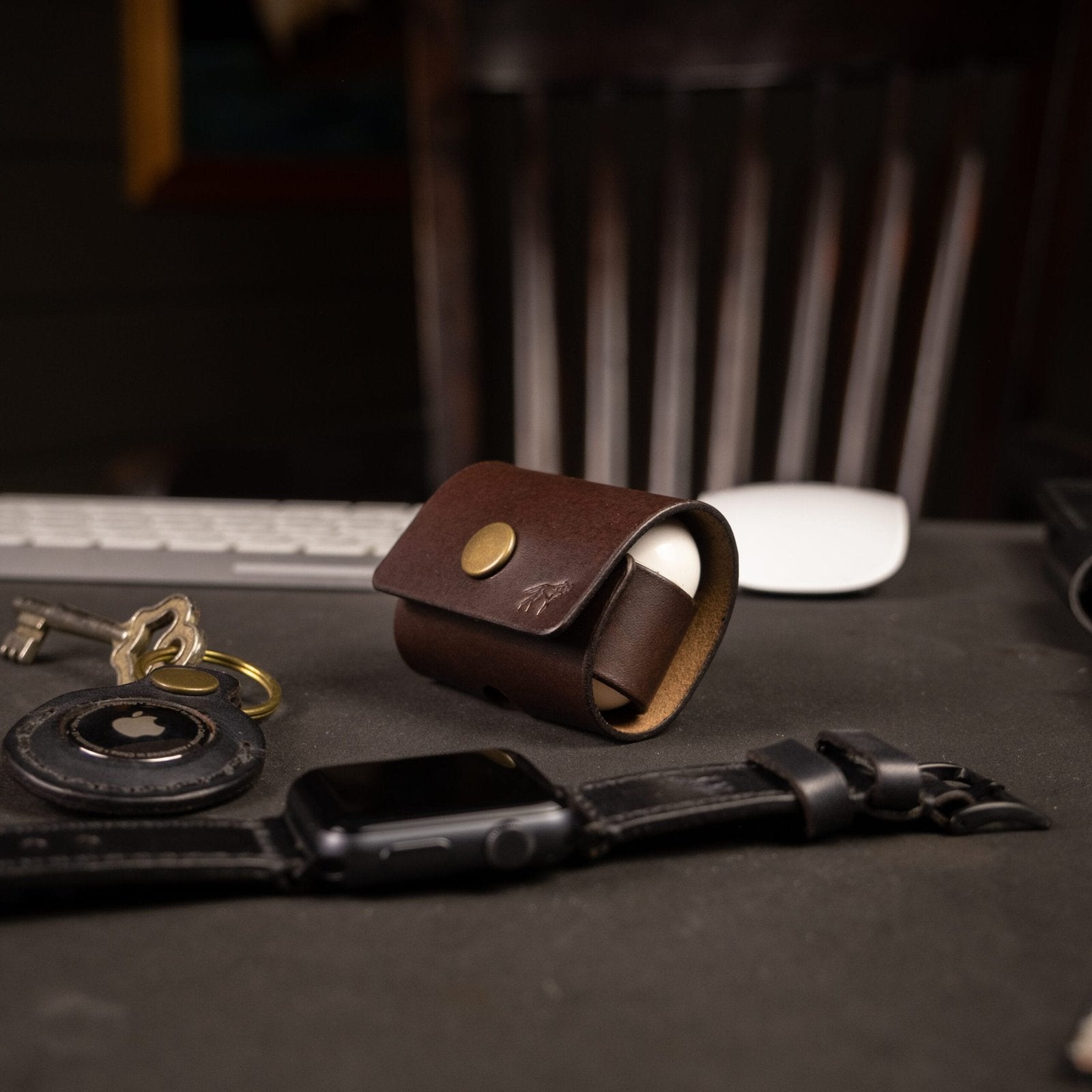 Capa de Couro AirPods Marrom, still sobre superfície neutra – DANTE Capelli