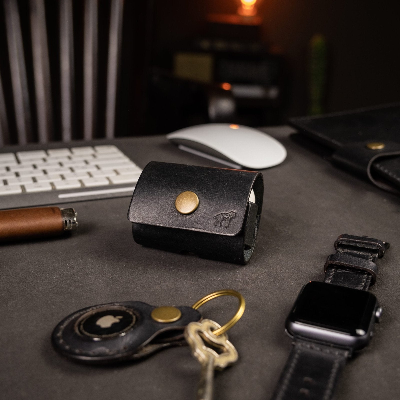 Capa de Couro AirPods Preto, detalhe do encaixe – DANTE Capelli