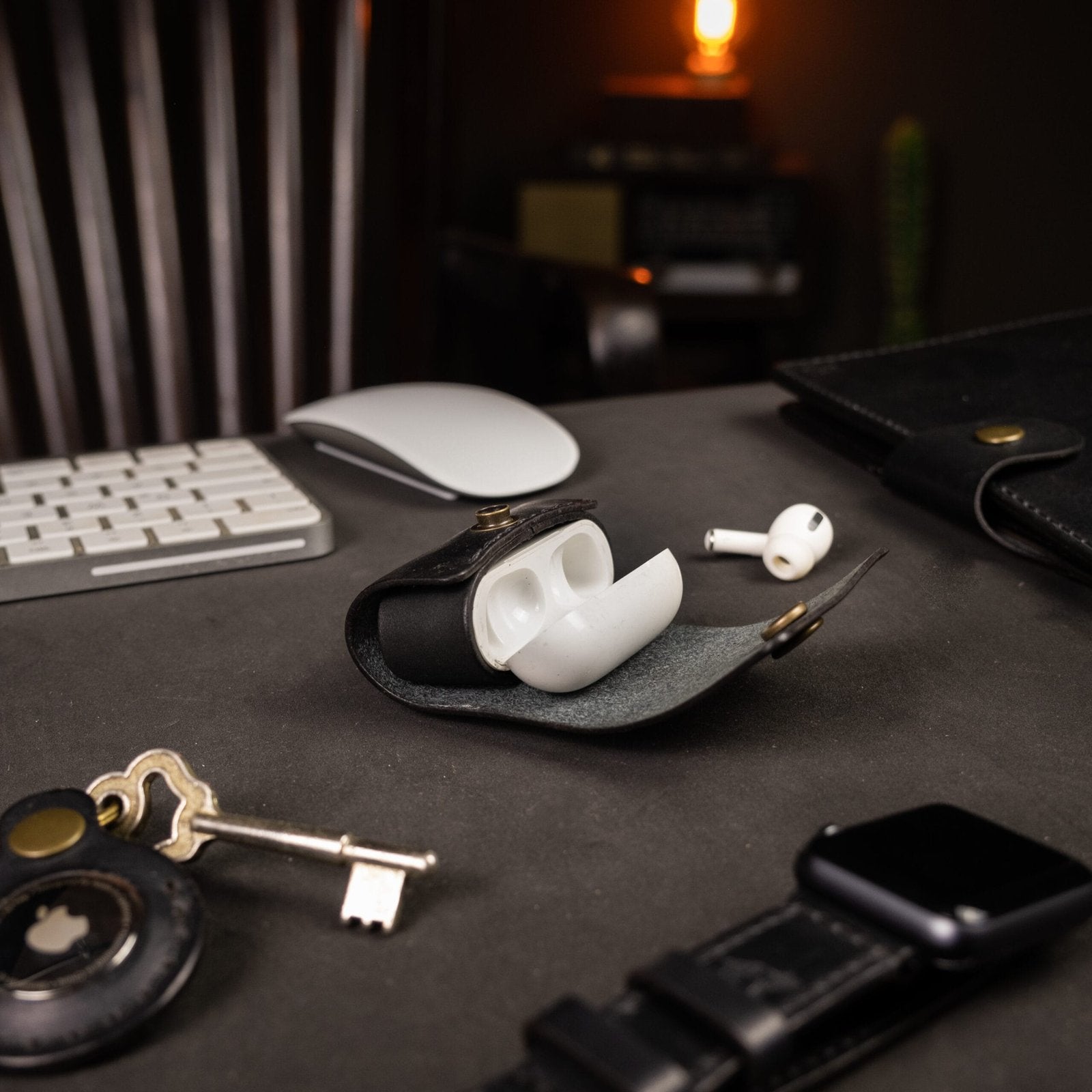 Capa de Couro AirPods Preto, vista lateral – DANTE Capelli
