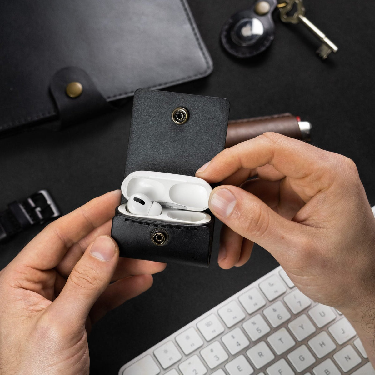 Capa de Couro AirPods Preto, still sobre superfície neutra – DANTE Capelli