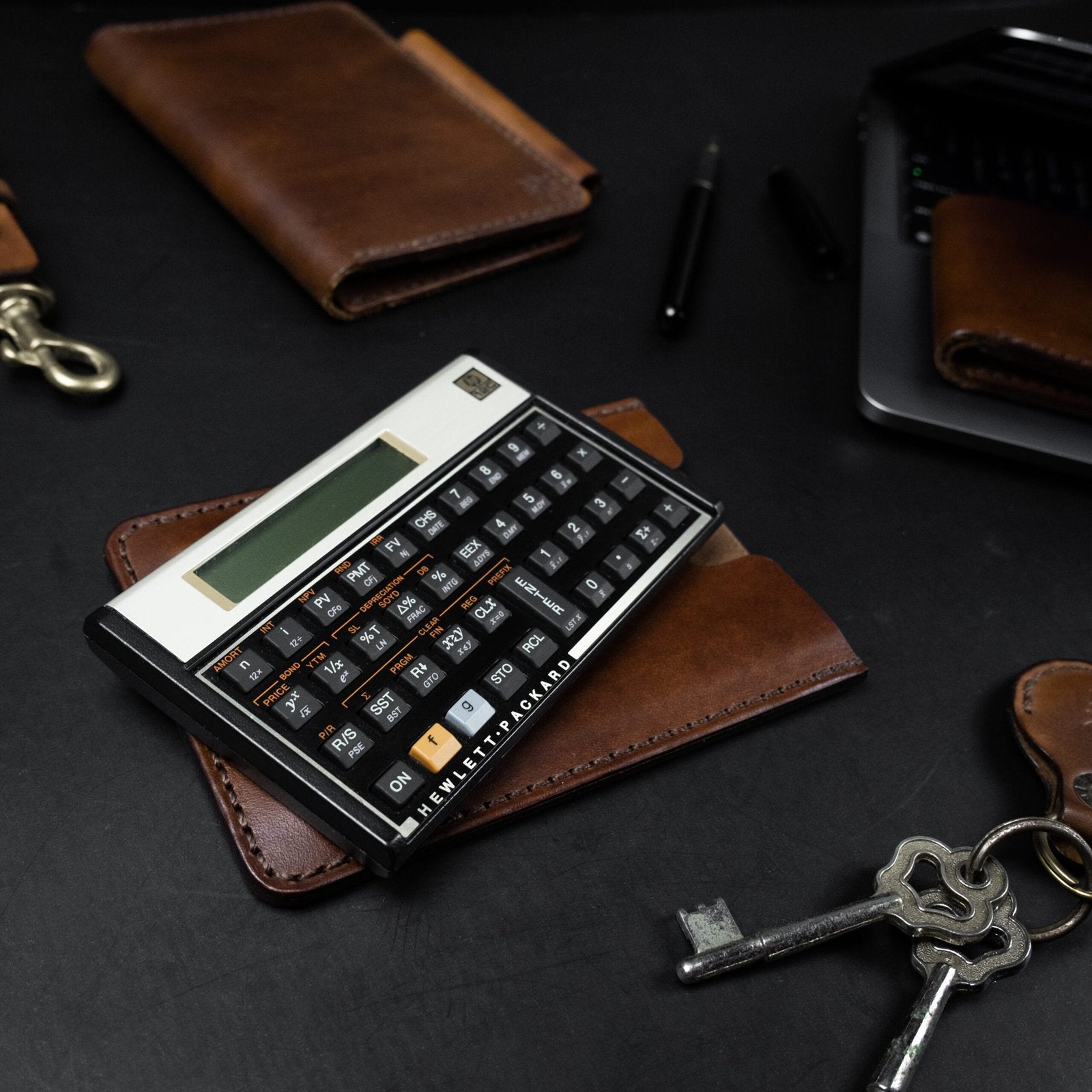 Capa de Couro para Calculadora HP12c, detalhe da costura – DANTE Capelli