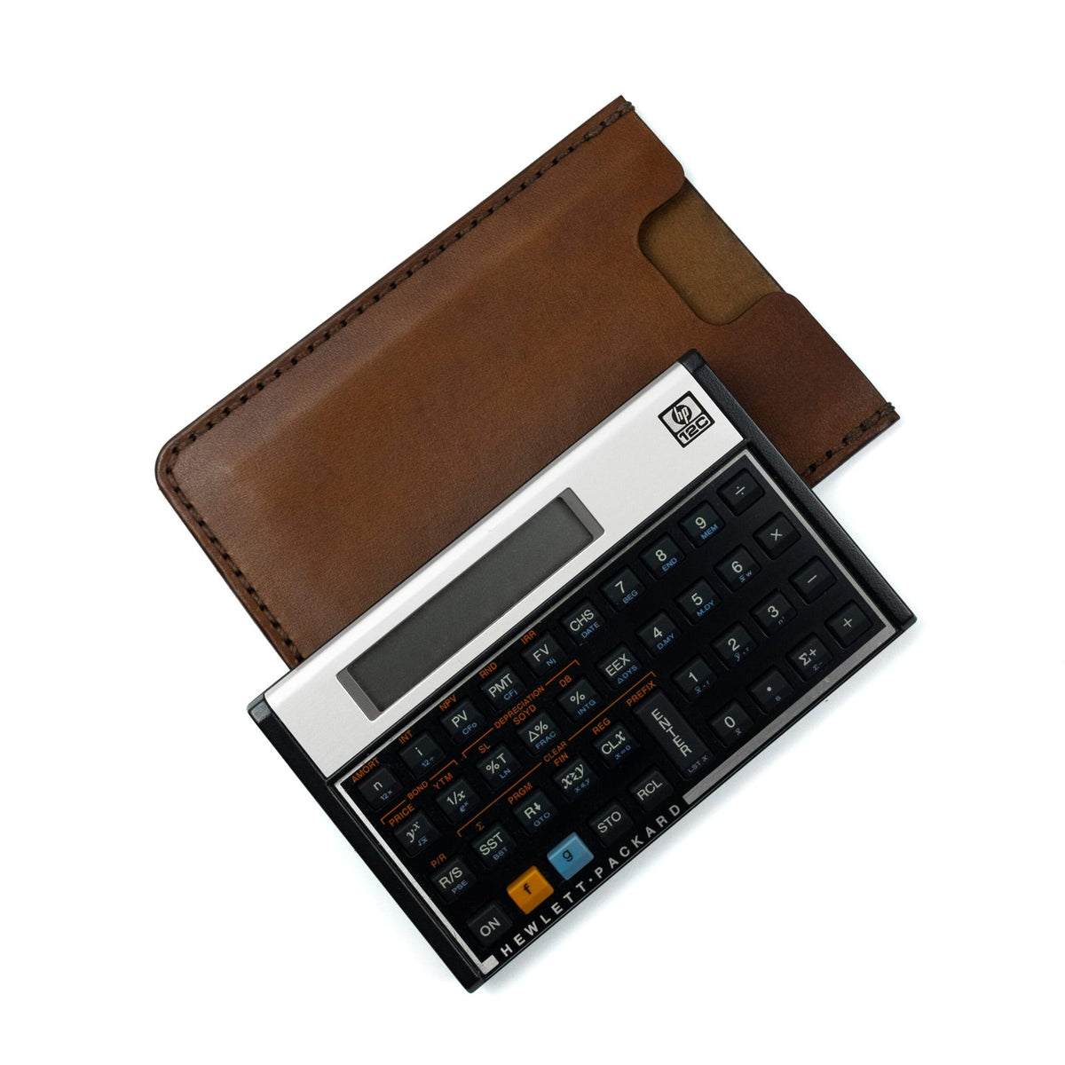 Capa de Couro para Calculadora HP12c, still sobre superfície neutra – DANTE Capelli