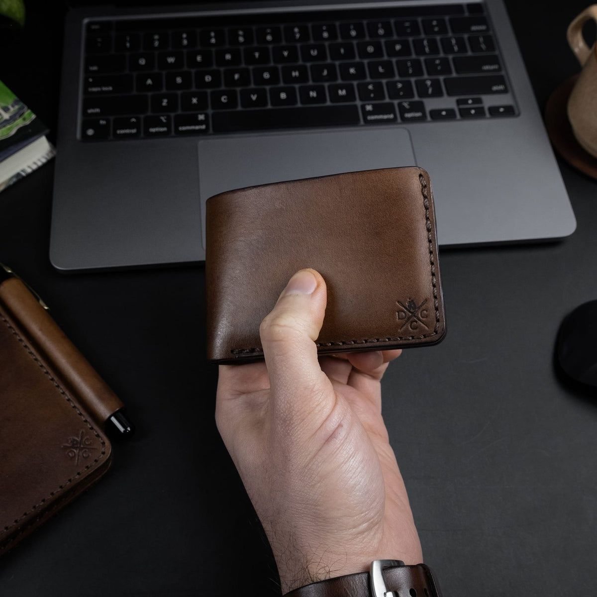 Carteira de Couro Bifold No.7 Marrom, detalhe da costura – DANTE Capelli