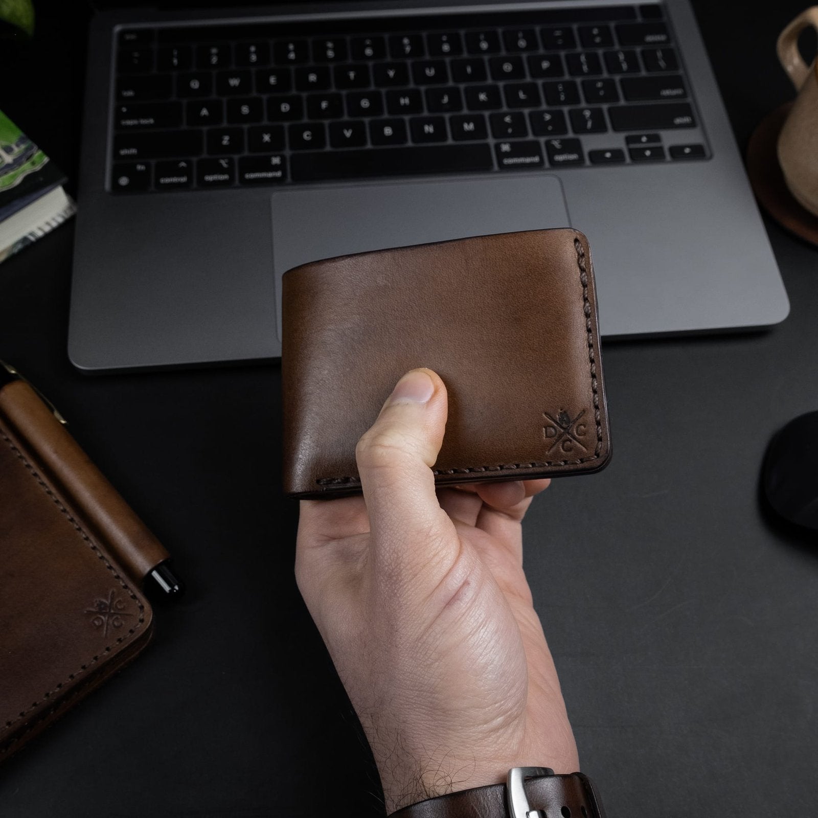 Carteira de Couro Bifold No.7 Marrom, detalhe da costura – DANTE Capelli