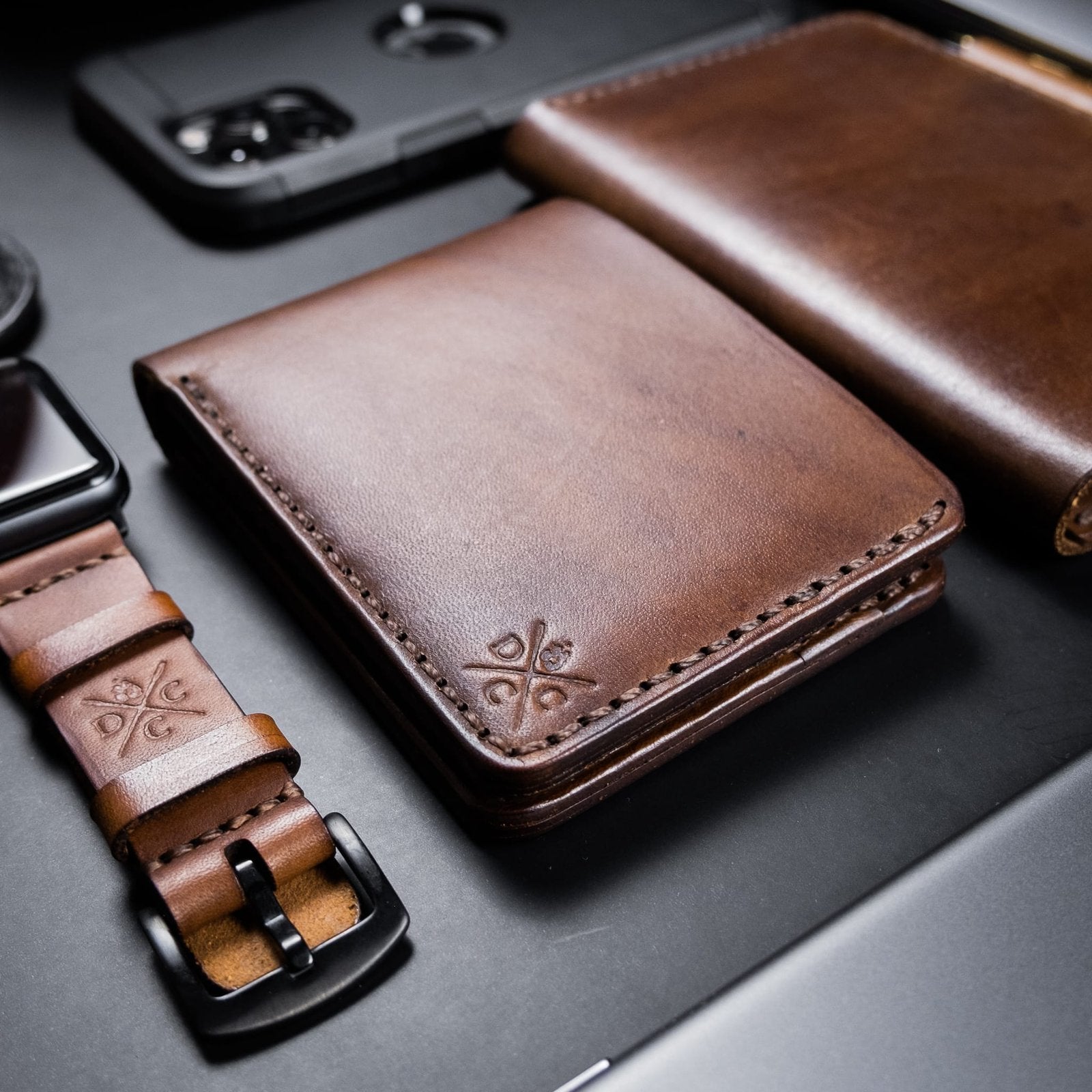 Carteira de Couro Masculina Bifold No.7 Marrom na mão, escala de tamanho – DANTE Capelli