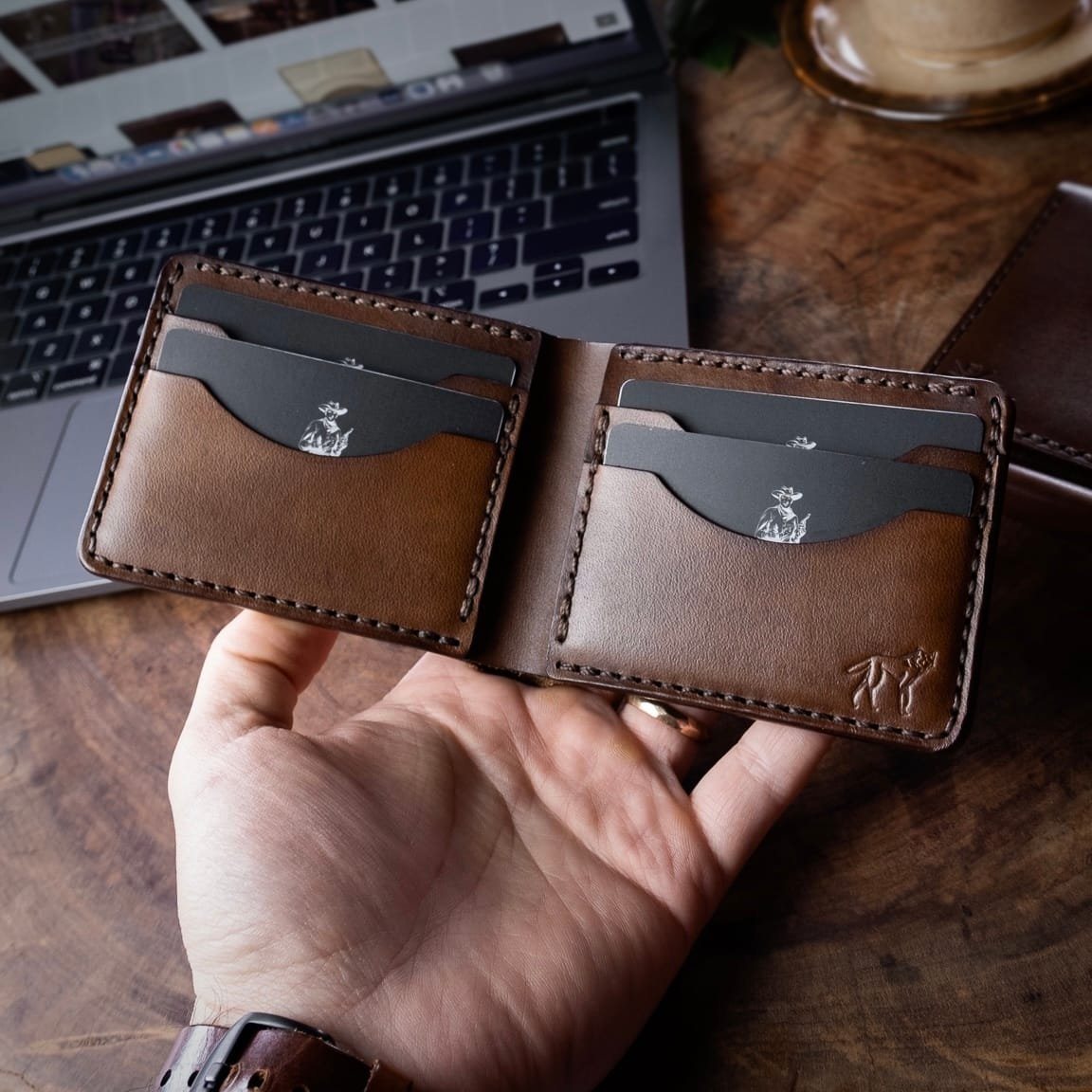 Carteira de Couro Bifold No.7 Marrom, porta-cartão aberto com cédulas – DANTE Capelli