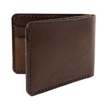 Carteira de Couro Bifold No.7 Marrom, still sobre madeira – DANTE Capelli