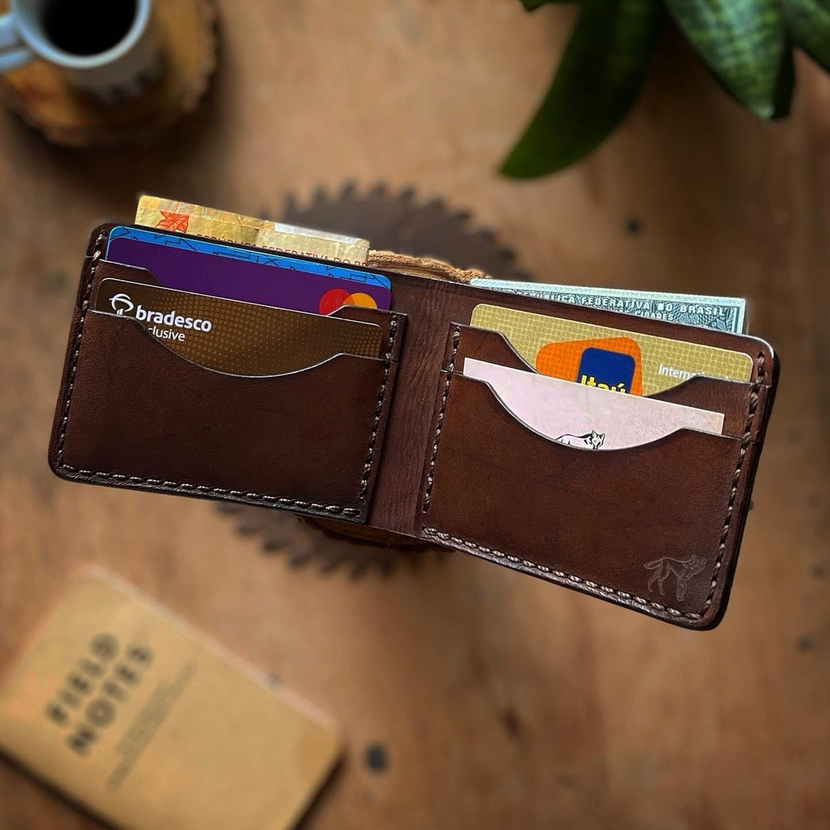 Carteira de Couro Bifold NO.5 Marrom, detalhe do compartimento de cartões – DANTE Capelli