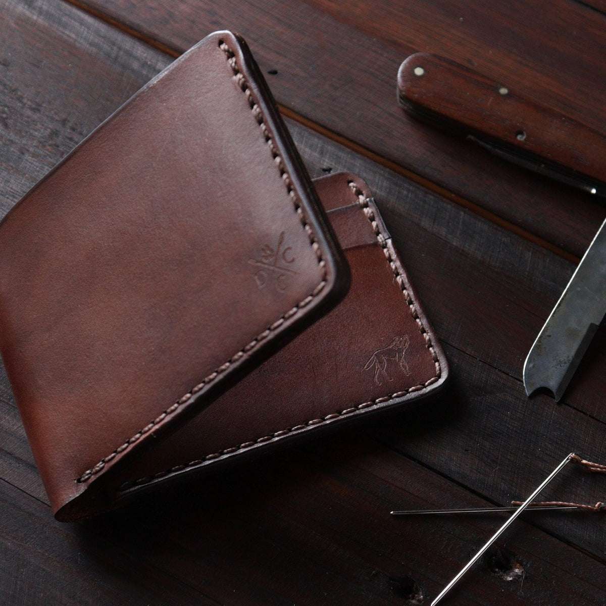 Carteira de Couro Bifold NO.5 Marrom, outro ângulo – DANTE Capelli