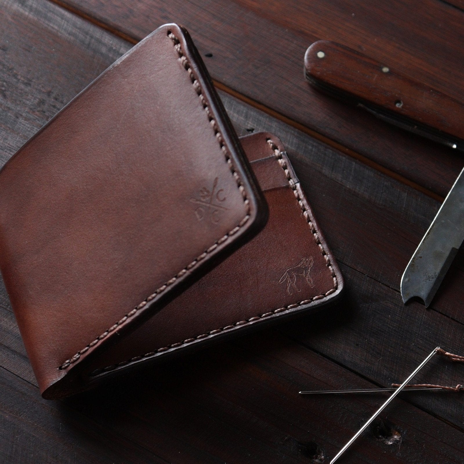 Carteira de Couro Bifold NO.5 Marrom, outro ângulo – DANTE Capelli