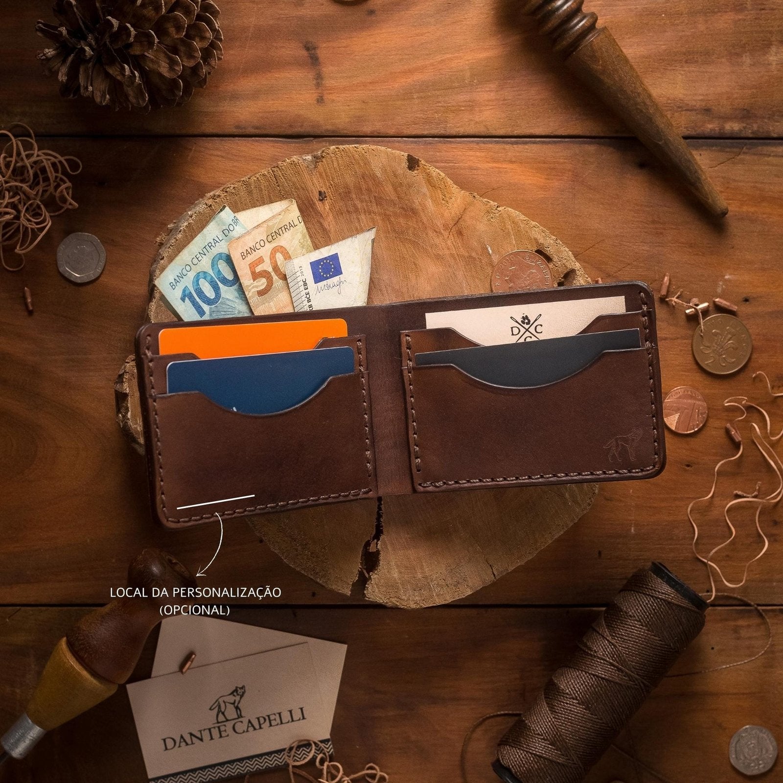 Carteira de Couro Bifold NO.5 Marrom, still sobre superfície neutra – DANTE Capelli