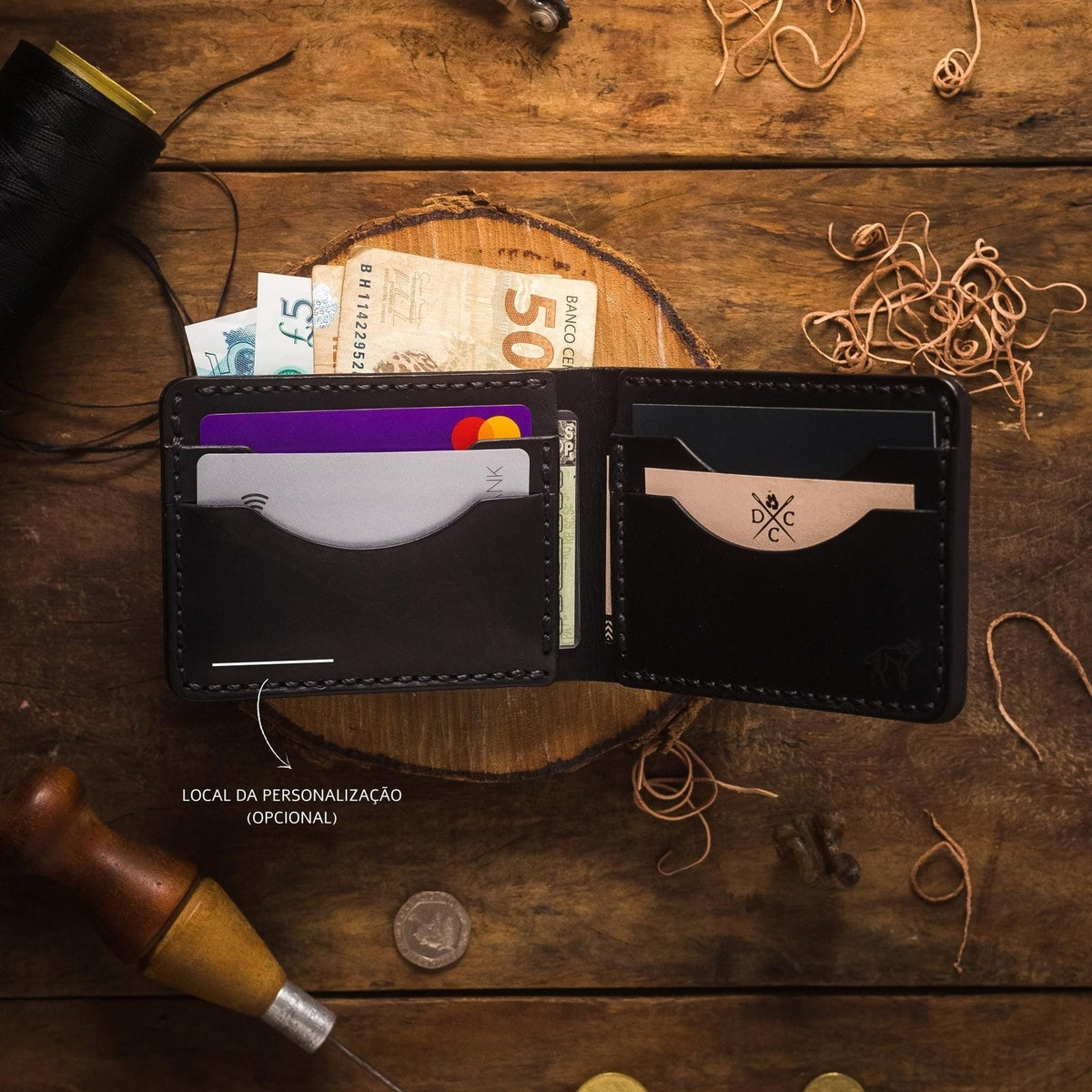 Área de personalização opcional na Carteira de Couro Bifold No.7 Preta – DANTE Capelli