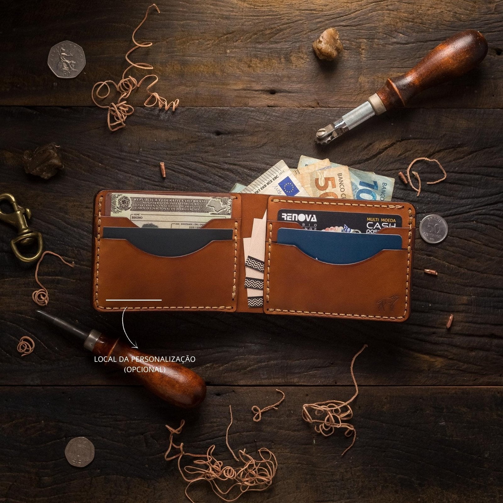 Área de personalização opcional na Carteira de Couro Bifold No.7 Savana – DANTE Capelli