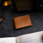 Carteira de Couro Bifold No.7 Savana, detalhe do compartimento de cartões – DANTE Capelli