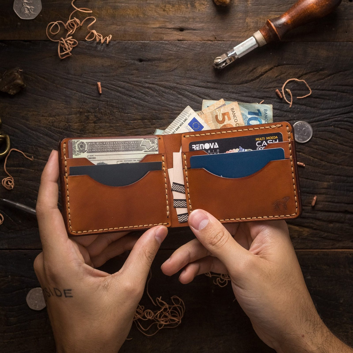 Carteira de Couro Bifold No.7 Savana, vista interna aberta – DANTE Capelli