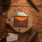 Carteira de Couro Minimalista No.3 Marrom, detalhe da costura – DANTE Capelli