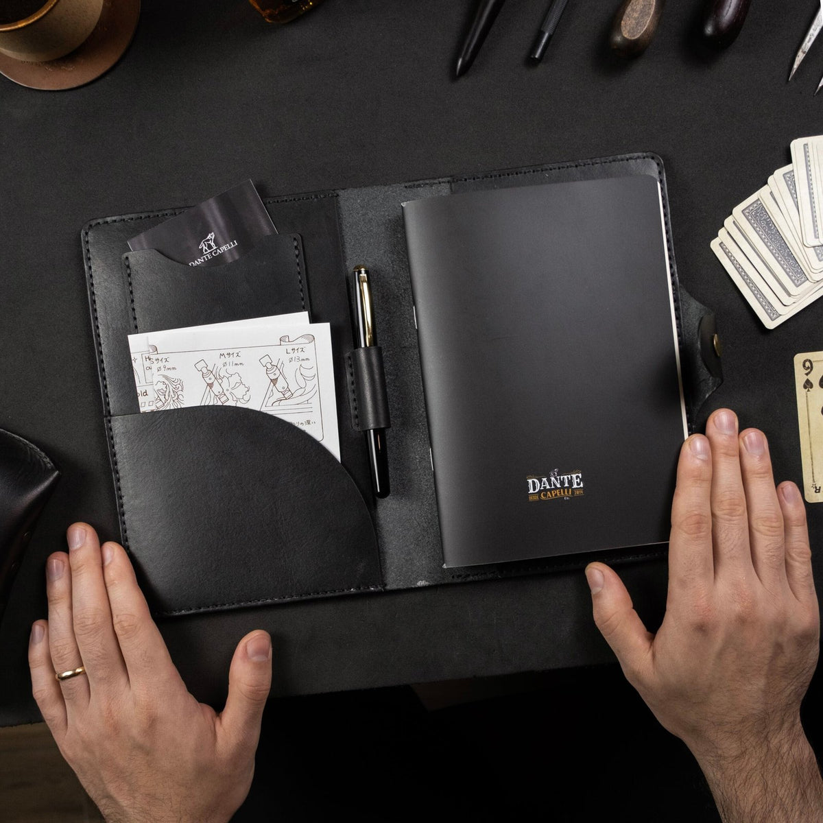 Case A5 Domus Couro Preto, detalhe do porta-caneta – DANTE Capelli