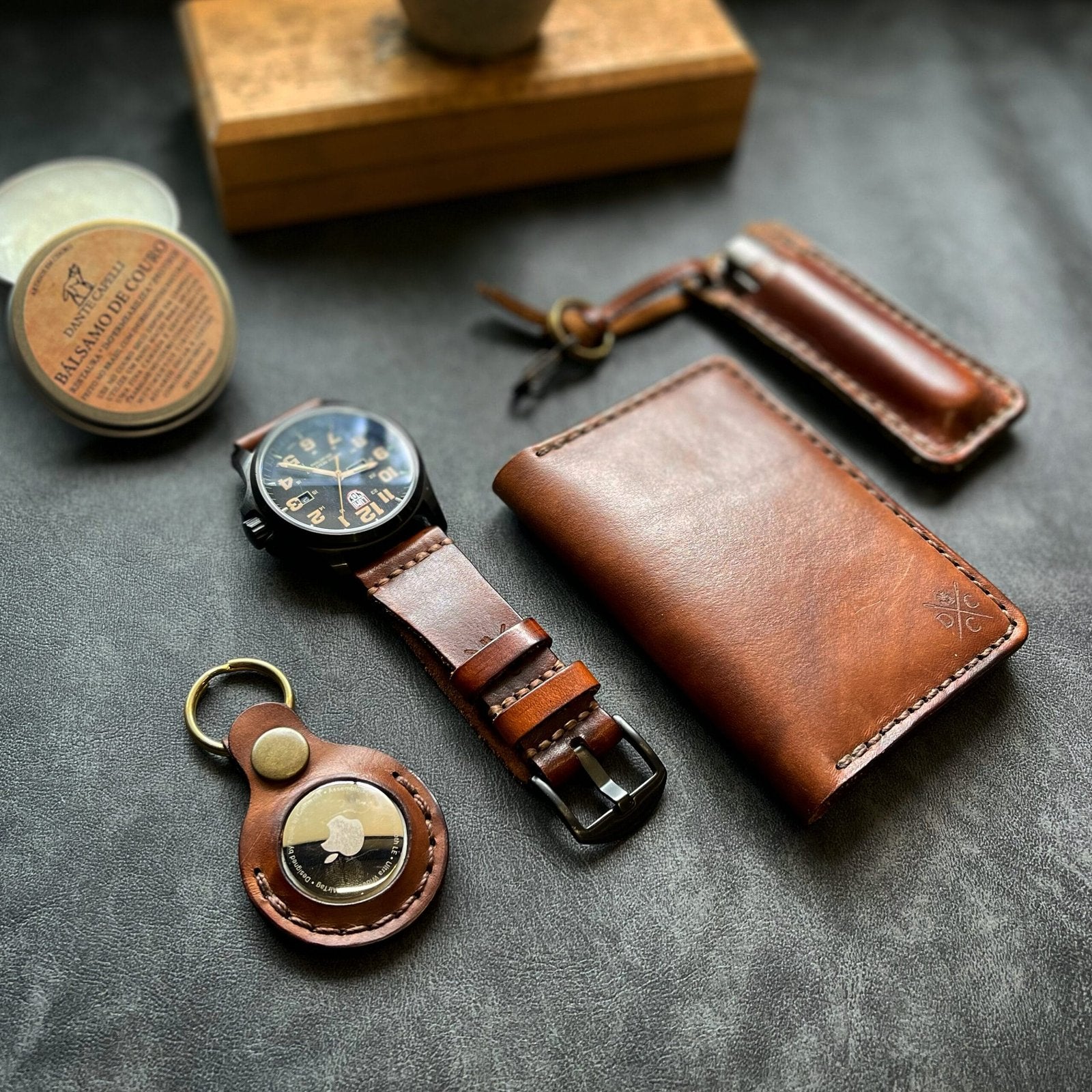 Chaveiro de Couro AIRTAG Marrom, segundo still – DANTE Capelli