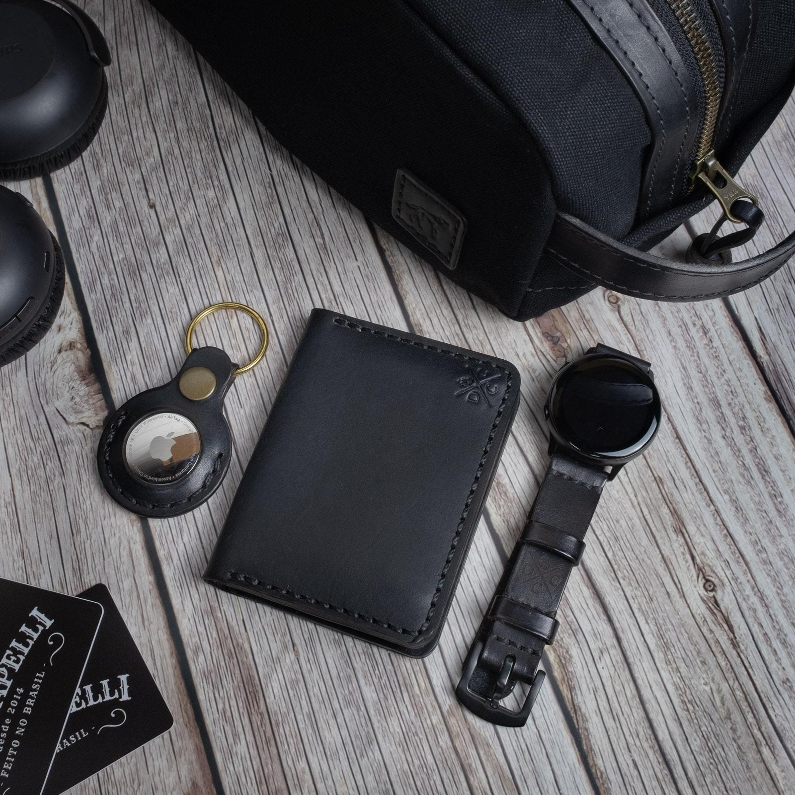 Chaveiro de Couro AIRTAG Preto, still sobre superfície neutra – DANTE Capelli