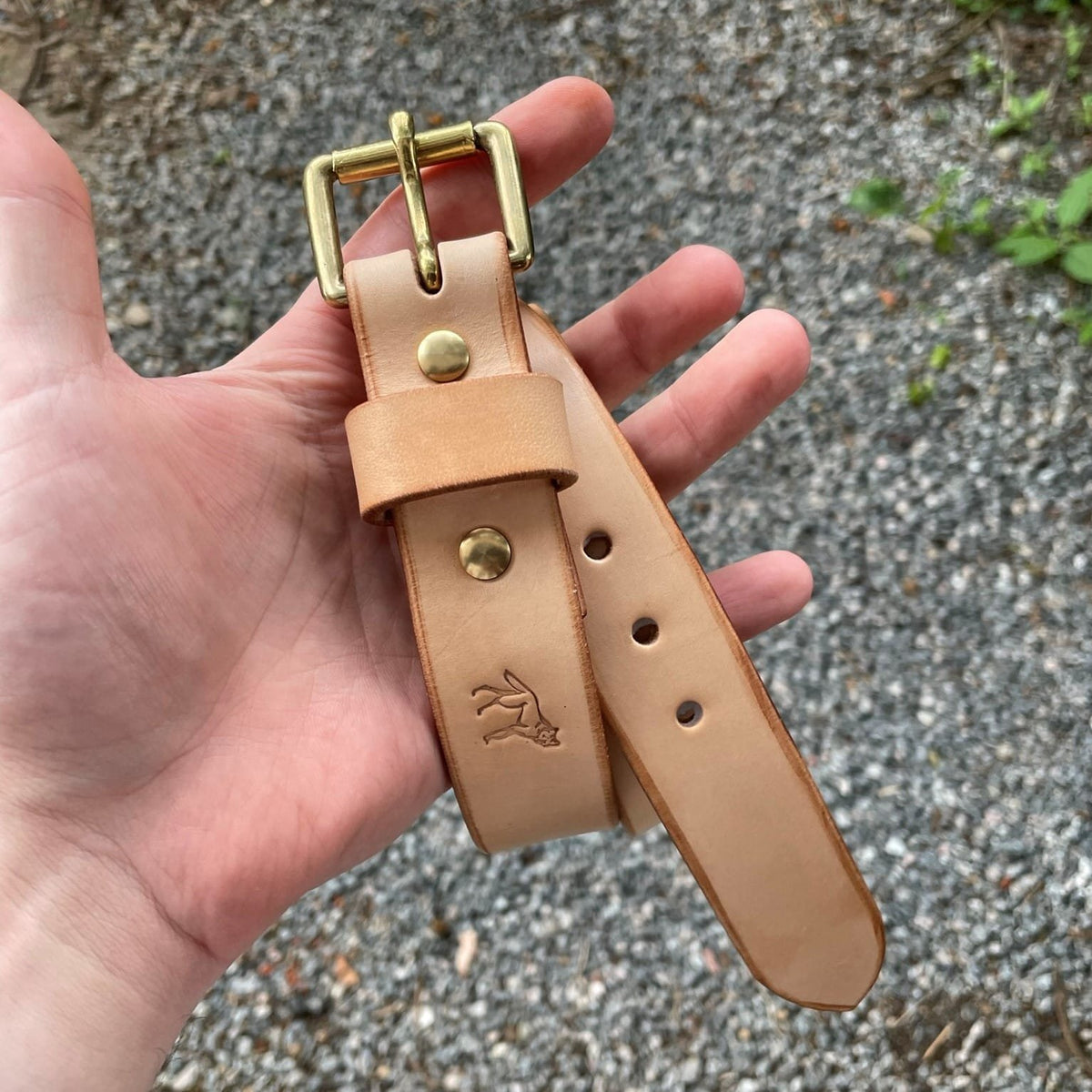 Cinto de Couro 1.25" Natural Tan, detalhe da fivela em latão – DANTE Capelli