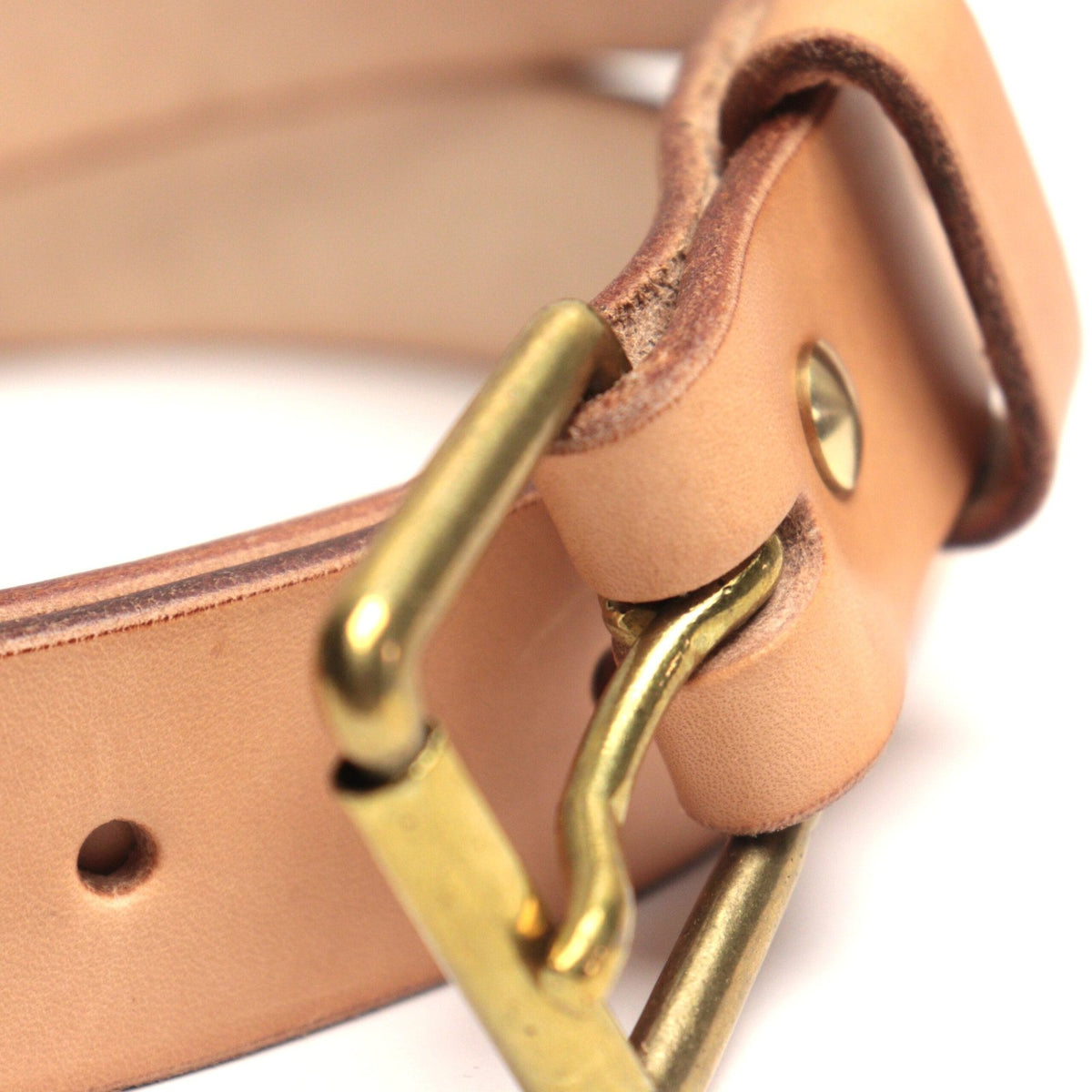 Cinto de Couro 1.25" Natural Tan, segundo ângulo em uso – DANTE Capelli