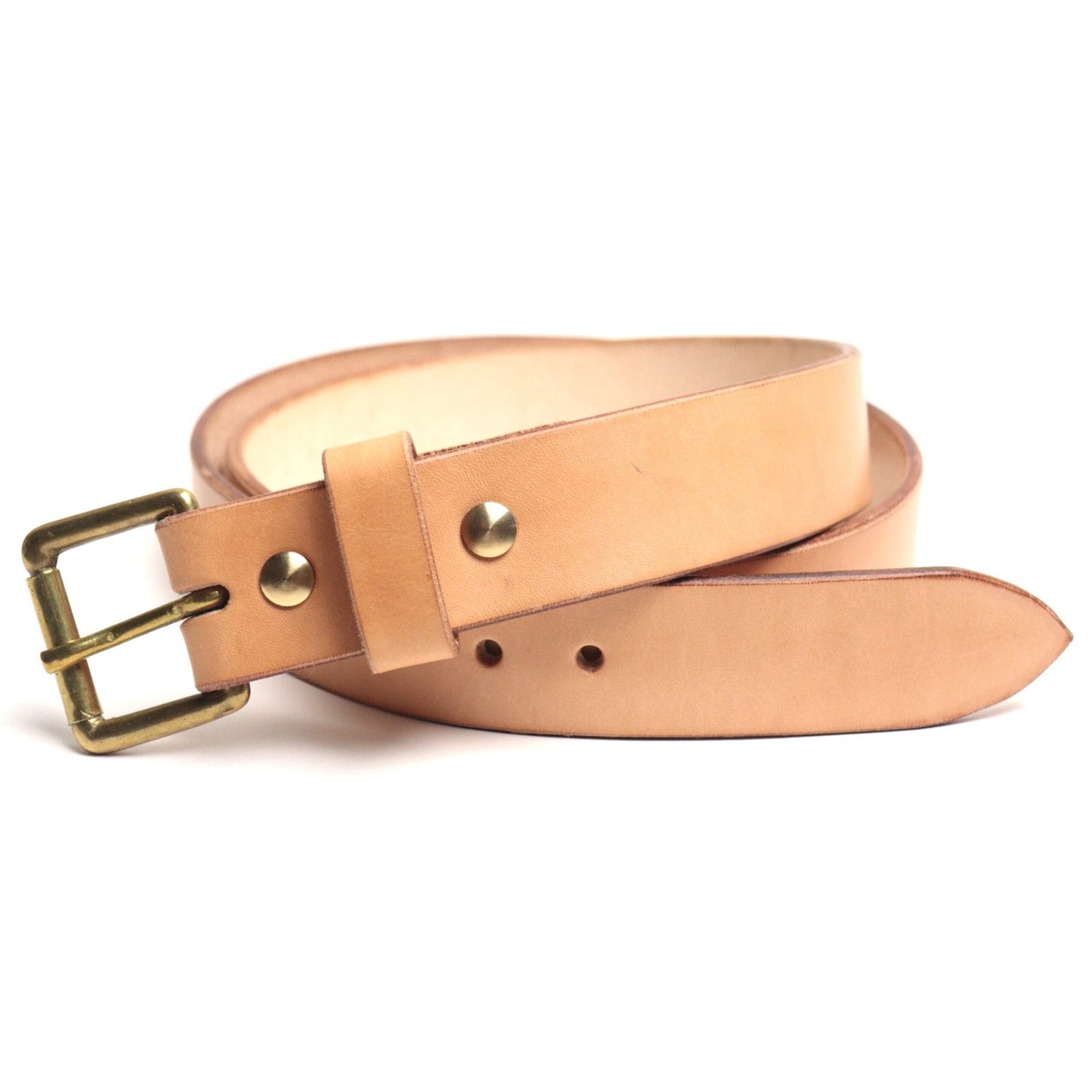 Cinto de Couro 1.25" Natural Tan, still sobre superfície neutra – DANTE Capelli