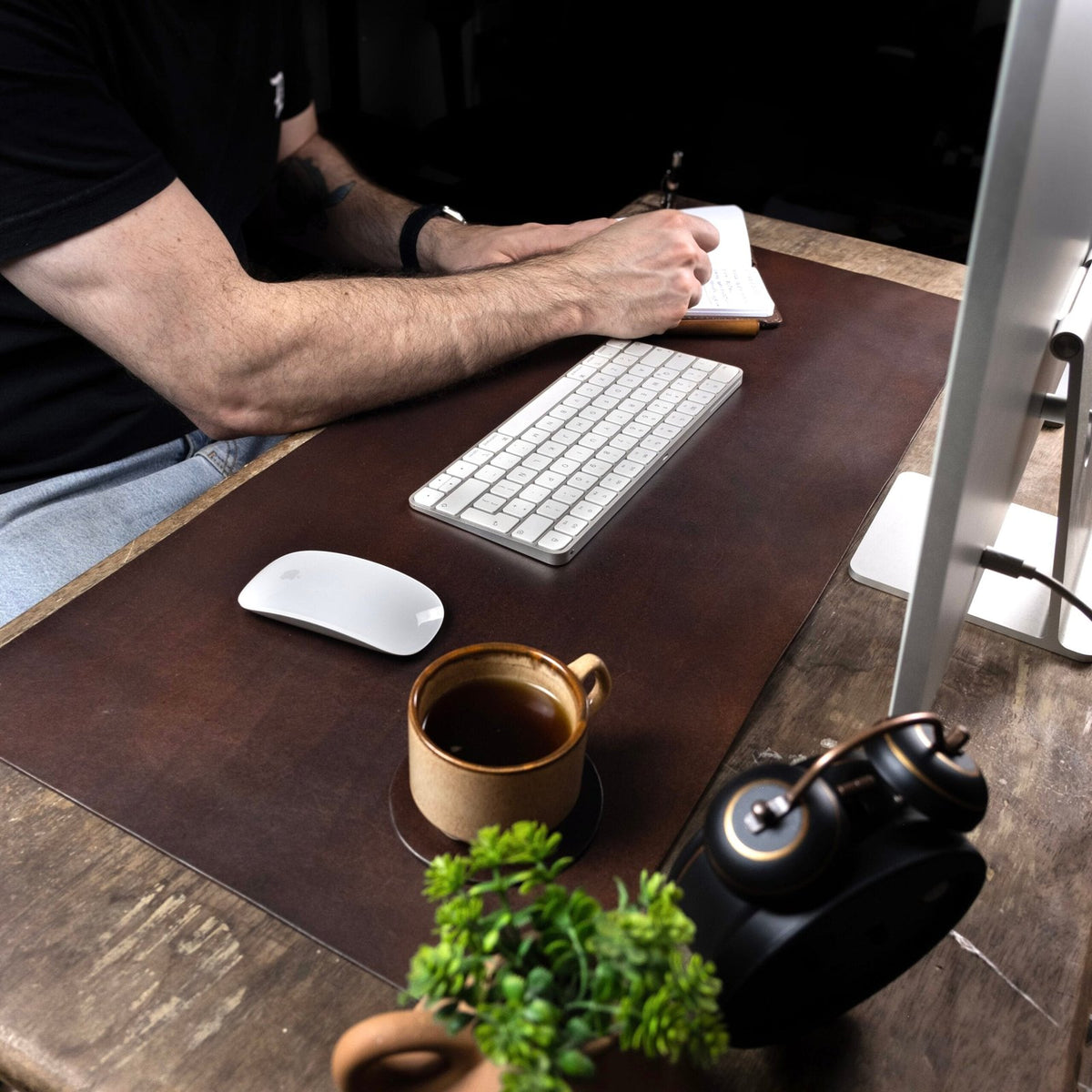 Desk Pad de Couro Marrom, detalhe da costura – DANTE Capelli