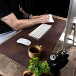 Desk Pad de Couro Marrom, detalhe da costura – DANTE Capelli