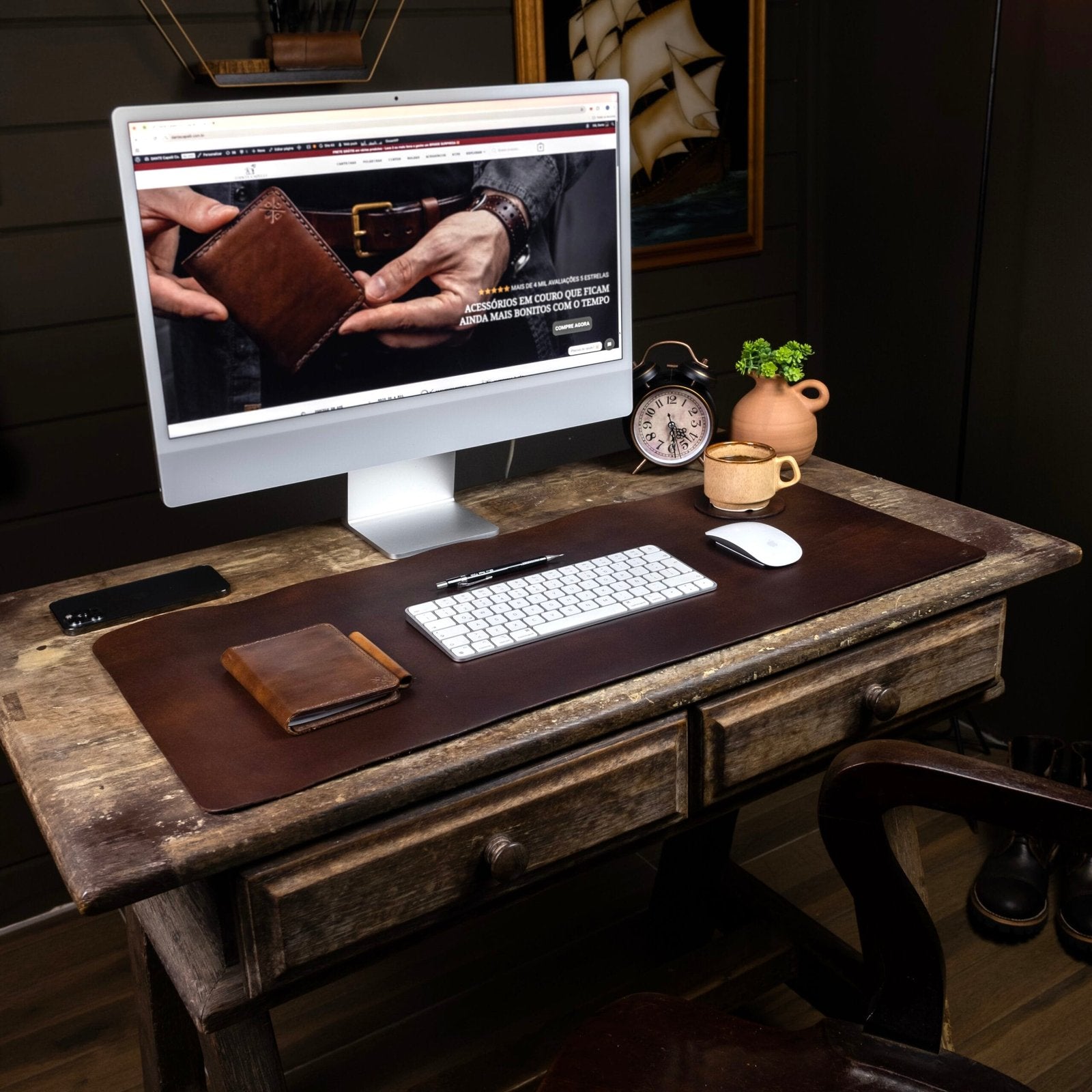 Desk Pad de Couro Marrom com notebook, em uso – DANTE Capelli