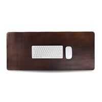 Desk Pad de Couro Marrom, vista frontal sobre mesa – DANTE Capelli