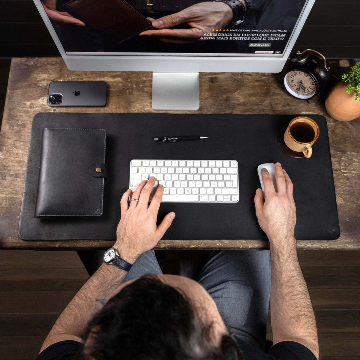 Desk Pad de Couro Preto com notebook, em uso – DANTE Capelli