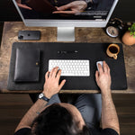 Desk Pad de Couro Preto com notebook, em uso – DANTE Capelli