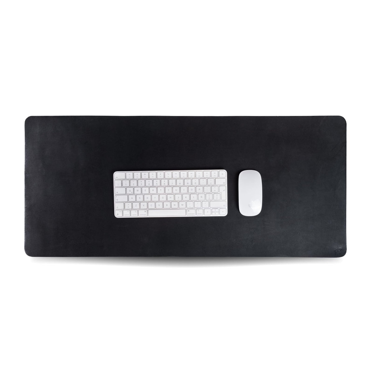 Desk Pad de Couro Preto, vista frontal sobre mesa – DANTE Capelli