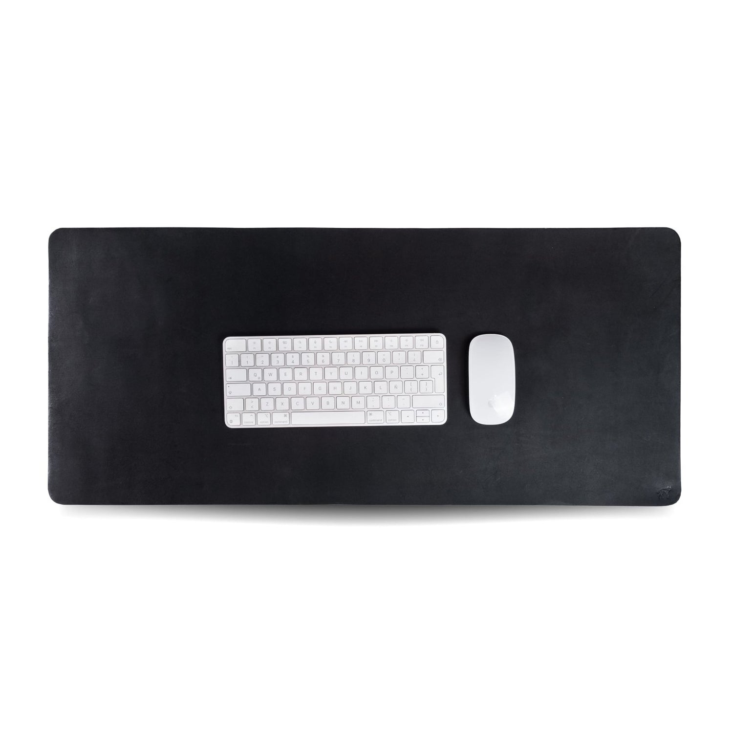 Desk Pad de Couro Preto, vista frontal sobre mesa – DANTE Capelli