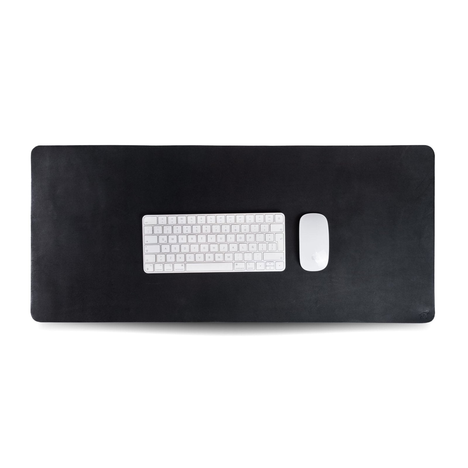 Desk Pad de Couro Preto, vista frontal sobre mesa – DANTE Capelli