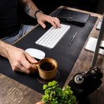 Desk Pad de Couro Preto, still sobre superfície neutra – DANTE Capelli