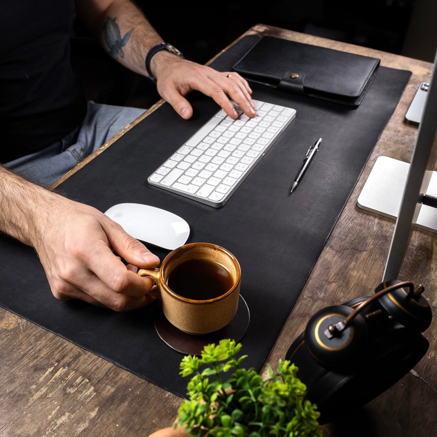 Desk Pad de Couro Preto, still sobre superfície neutra – DANTE Capelli